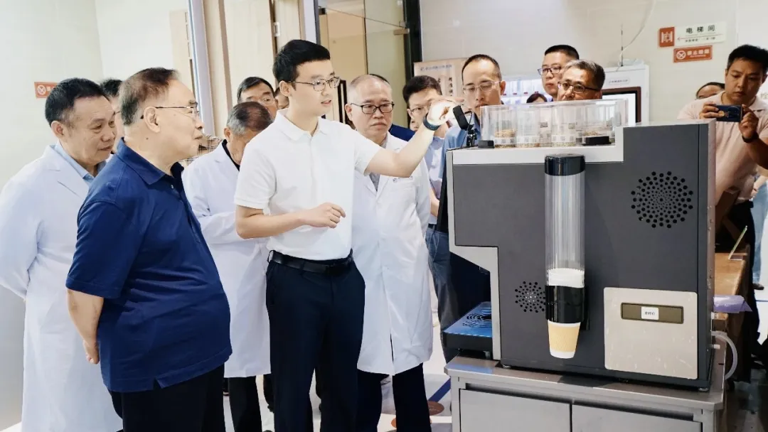 张伯礼院士体验灵霁B1智能饮品机并且给予充分肯定