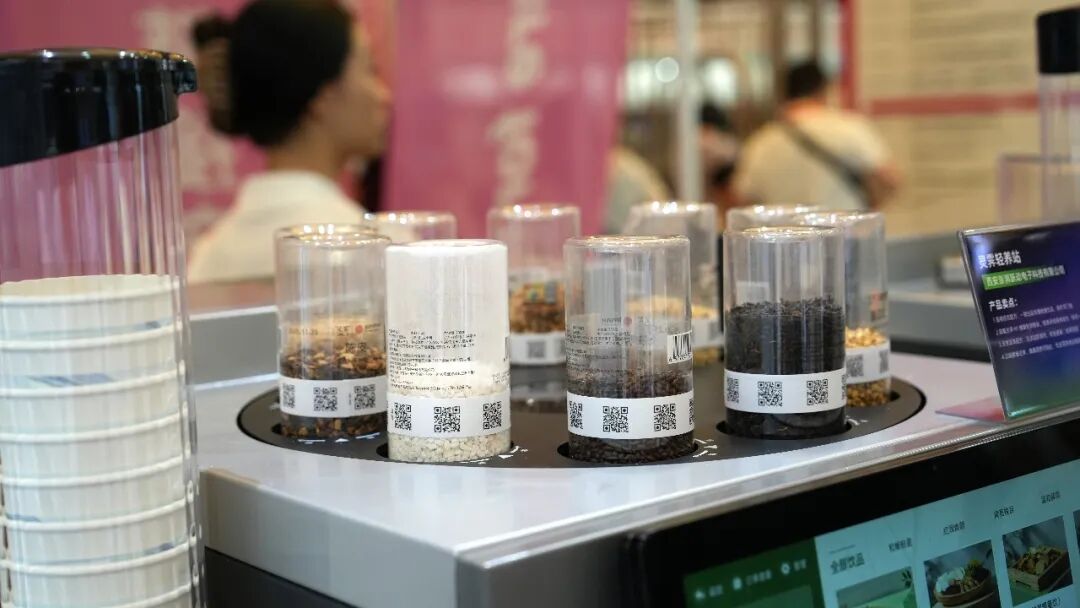 设备上的透明原料仓